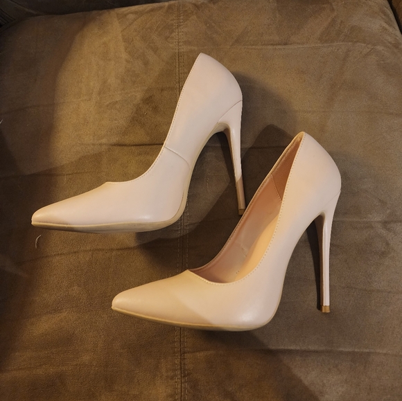 Elisabet Tang Heels - Picture 7 of 7